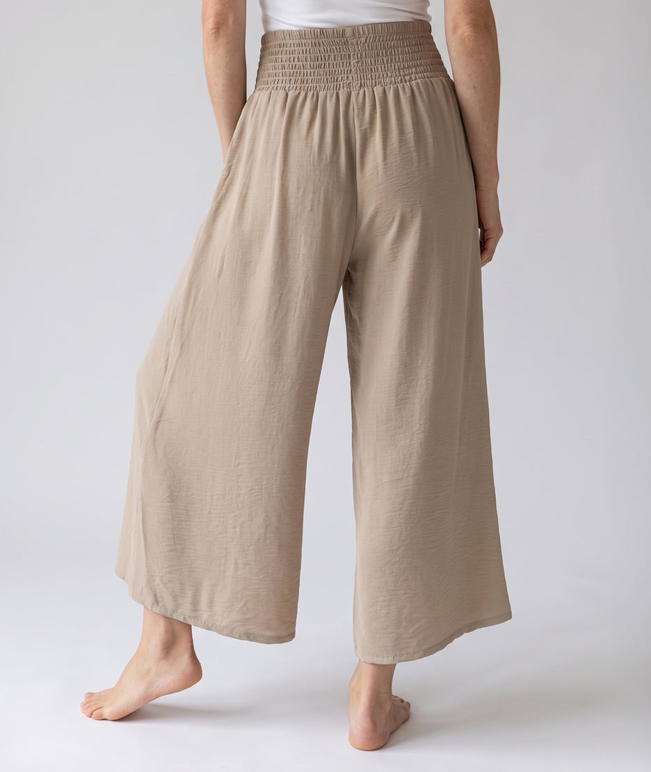 Pantalon fluide noir porté face arrière d’été Carnaby