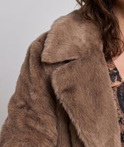 Manteau long Doria taupe en fausse fourrure femme
