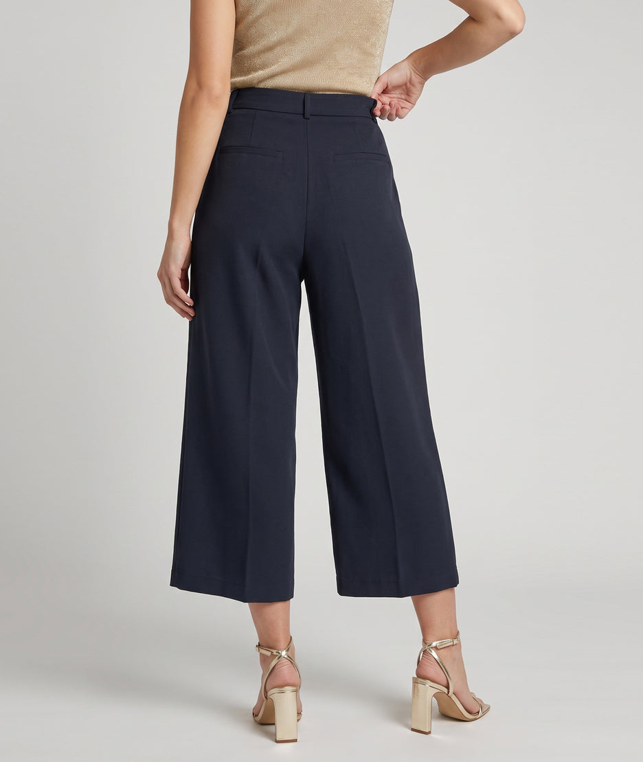 Pantalon Bermud marine court 7/8 à pinces porté de dos — Carnaby