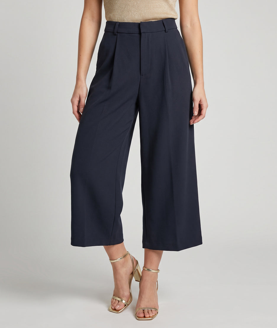 Pantalon Bermud marine court 7/8 à pinces porté de face — Carnaby