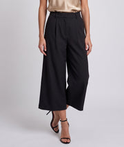 Pantalon Bermud noir court 7/8 à pinces porté de face — Carnaby