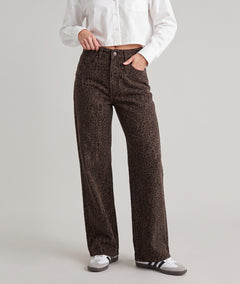 Pantalon wide leg femme choco à motif léopard taille haute porté de face — Carnaby