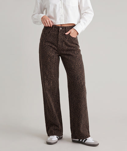 Pantalon wide leg femme choco à motif léopard taille haute porté de face — Carnaby