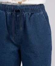 Pantalon Magali en jean coupe carotte à taille élastique porté detail — Carnaby