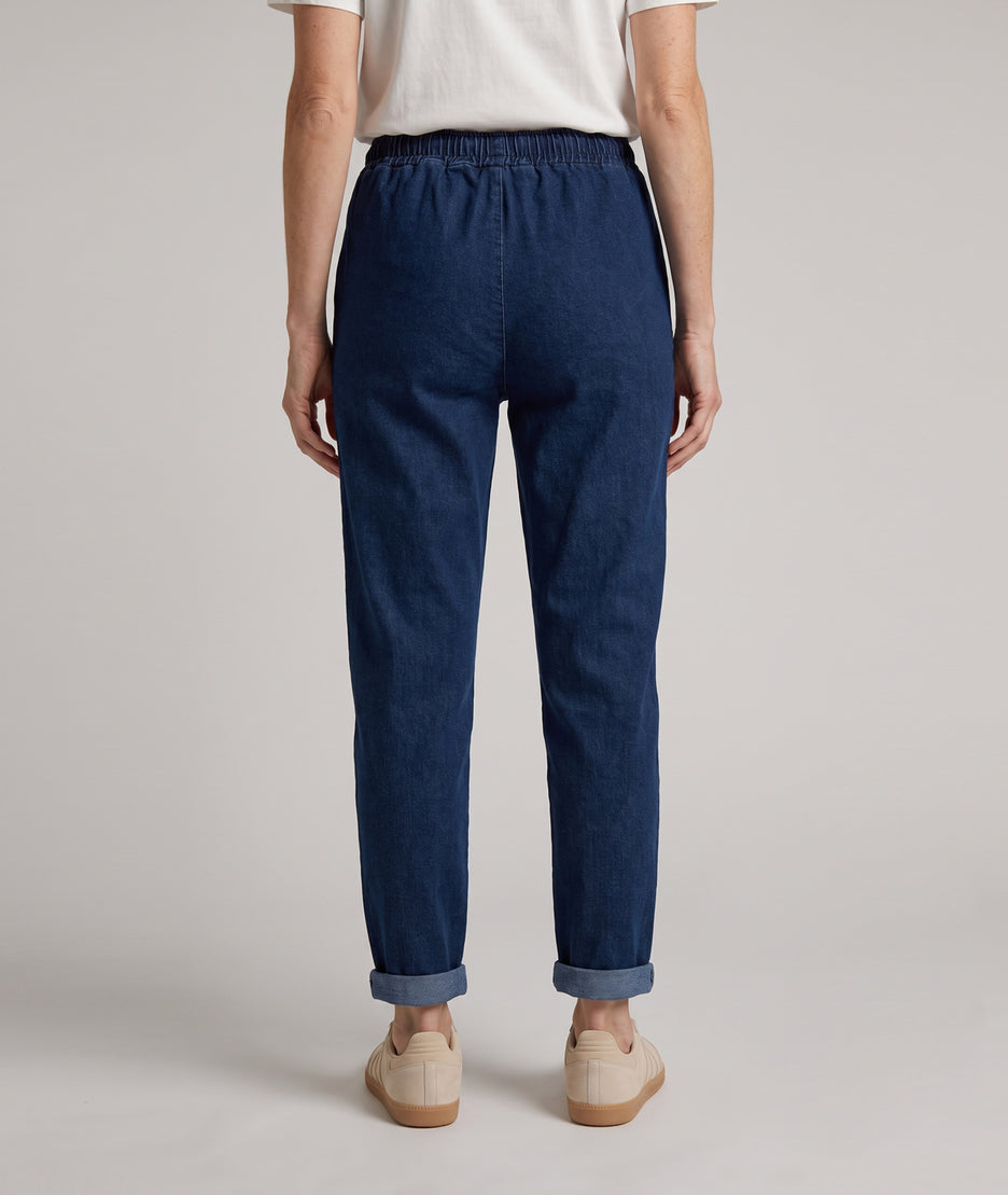 Pantalon Magali en jean coupe carotte à taille élastique porté de dos — Carnaby