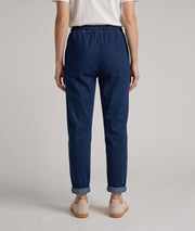 Pantalon Magali en jean coupe carotte à taille élastique porté de dos — Carnaby