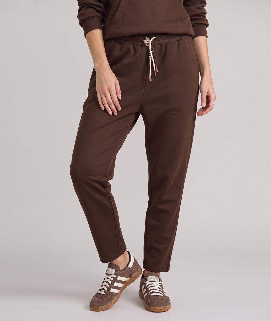 Pantalon jogging femme Marion marron coupe carotte avec taille élastique et liens à nouer