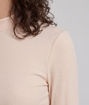 Pull fin femme beige en maille côtelée à col cheminée detail col