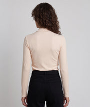 Pull fin femme beige en maille côtelée à col cheminée face arrière