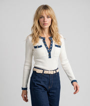 Pull Gigi blanc bi-matière maille et jean manches longues porté de face — Carnaby