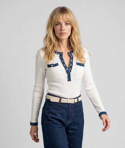 Pull Gigi blanc bi-matière maille et jean manches longues porté de face — Carnaby