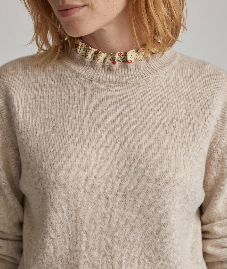 Pull femme Liberty beige en maille avec col et poignets à volants fleuris détail avant