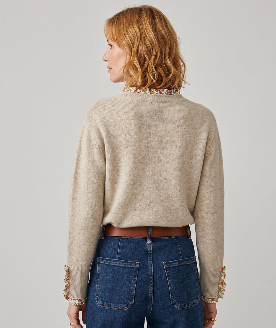 Pull femme Liberty beige en maille avec col et poignets à volants fleuris face arrière