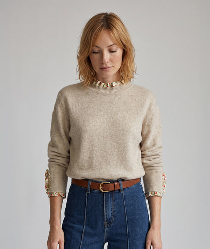 Pull femme Liberty beige en maille avec col et poignets à volants fleuris face avant