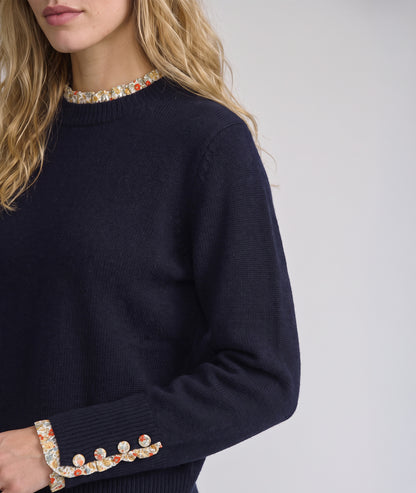 Pull femme Liberty marine en maille avec col et poignets à volants fleuris détail manche
