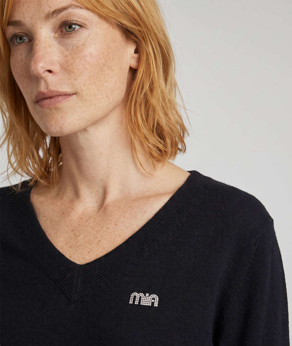 Pull col V femme noir Miulo en maille fine avec broche en strass détail avant