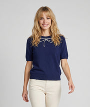 Pull manches courtes femme marine en maille fine avec nœud en perles au col