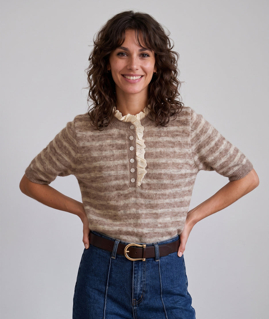 Pull manches courtes femme Salva beige à rayures avec col et détails en dentelle