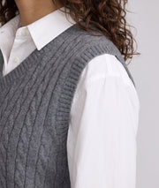 Pull sans manches femme Stephy gris en maille torsadée avec col V porté sur chemise blanche