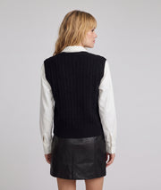 Pull sans manches femme Stephy noir en maille torsadée avec col V porté sur chemise blanche