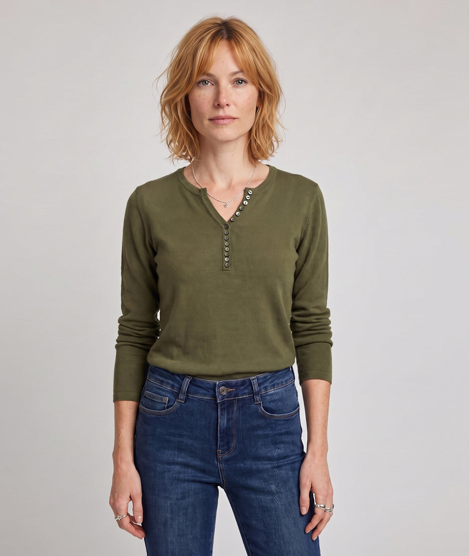 Pull col V femme Suzanna kaki en maille fine avec boutons