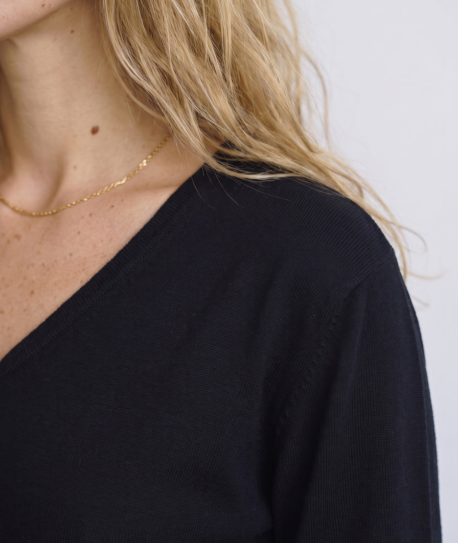Pull col V femme Suzanna noir en maille fine avec boutons