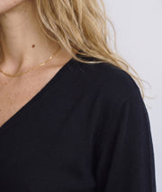Pull col V femme Suzanna noir en maille fine avec boutons