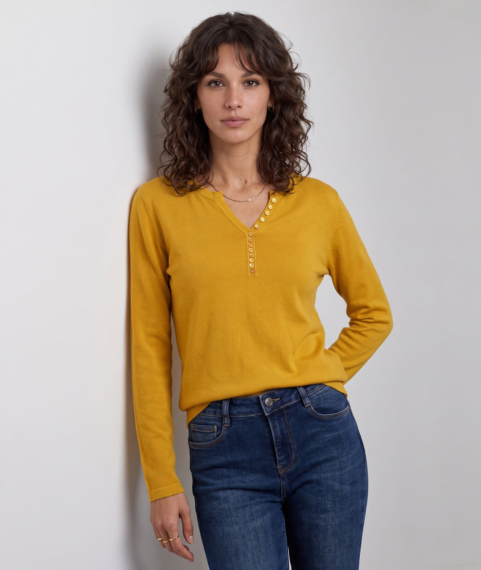 Pull col V femme Suzanna ocre en maille fine avec boutons