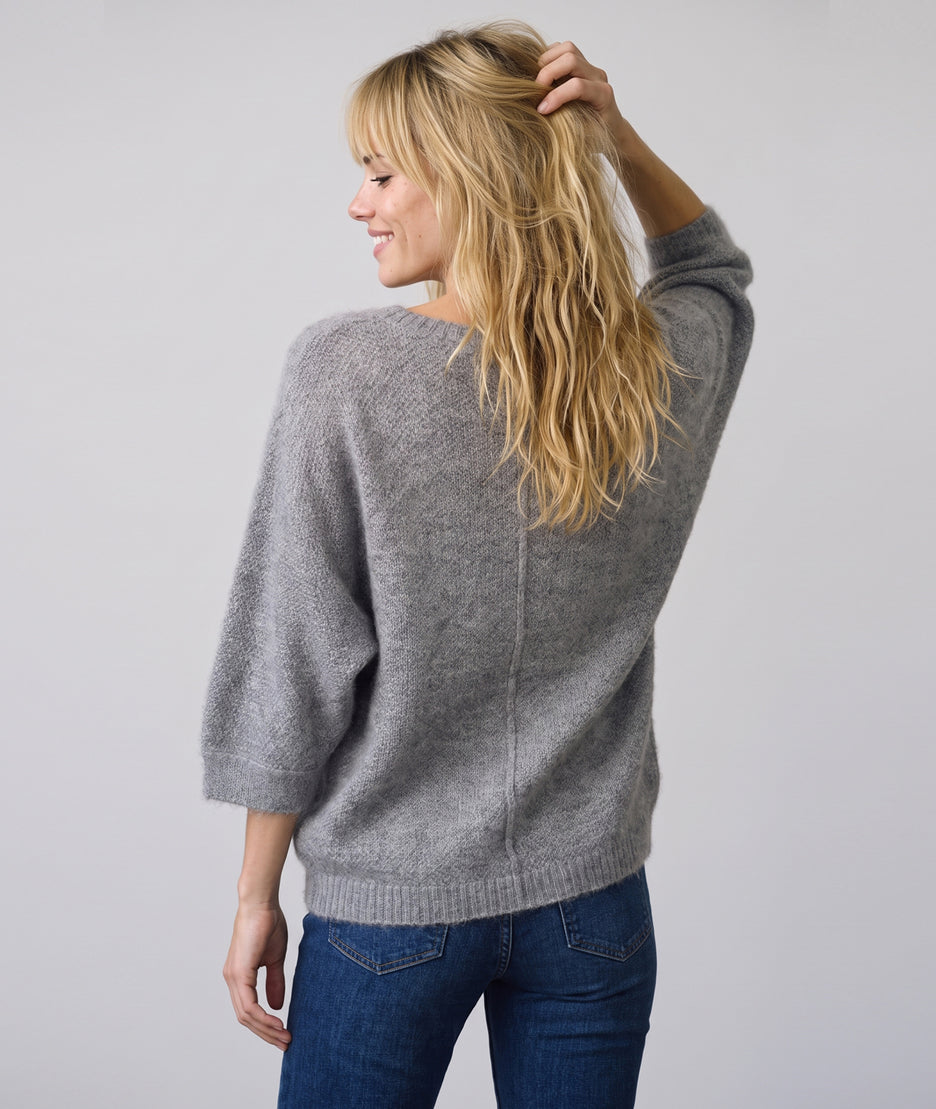 Pull en maille duveteuse gris Vicky col V femme à coupe ample et manches 3/4 chauve-souris
