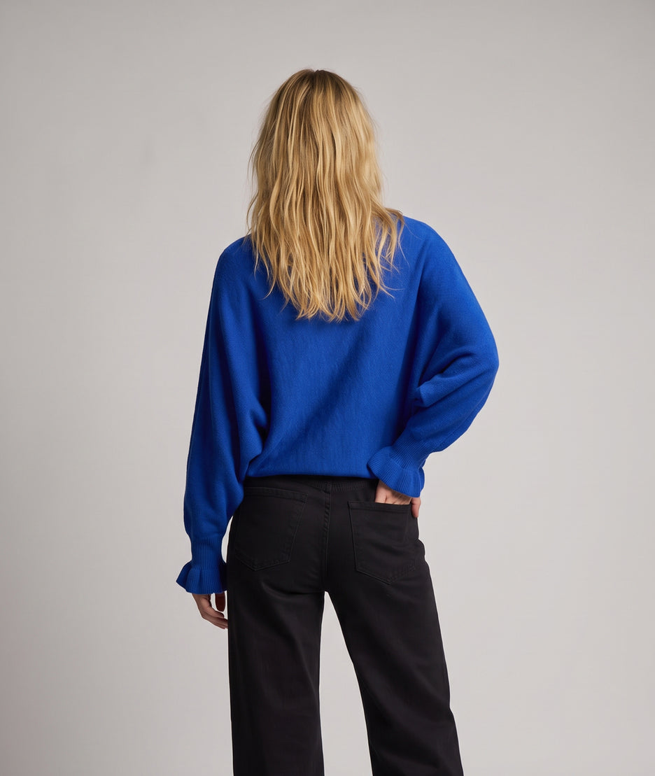 Pull manches longues femme Violona bleu roi coupe ample col bateau manches chauve-souris et poignets à volants