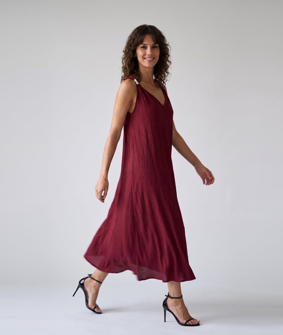 Robe midi Adel bordeau brillante à bretelles avec détails argentés — marque Carnaby