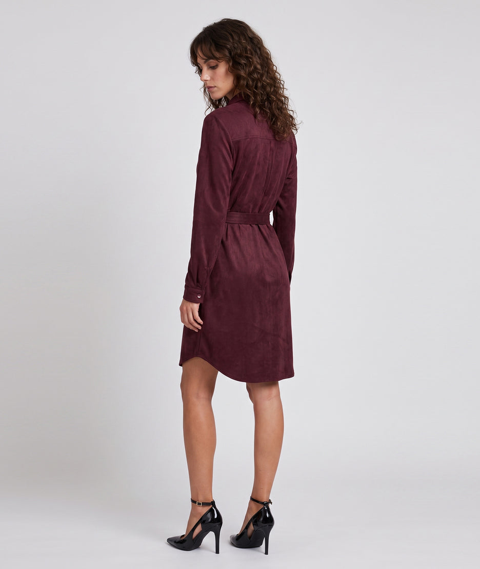 Robe Burgundy bordeaux effet daim portée de dos — look féminin Carnaby