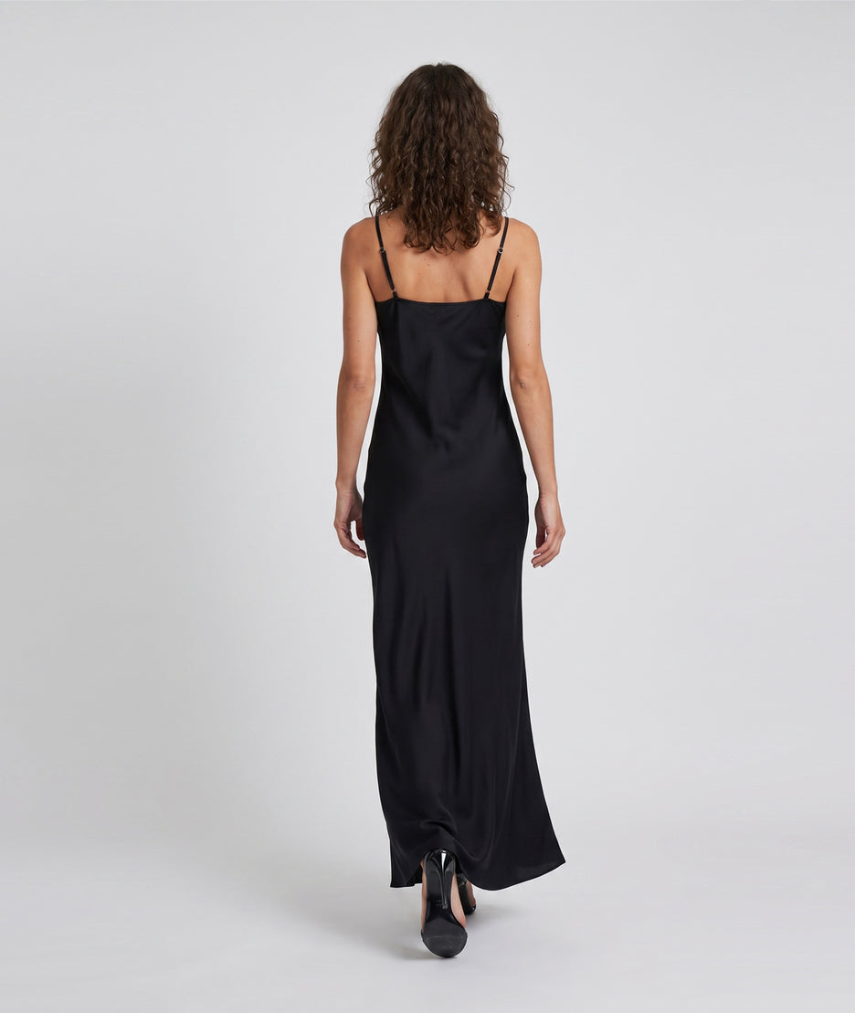 Robe longue Dianna noire en satin avec dentelle au décolleté — marque Carnaby