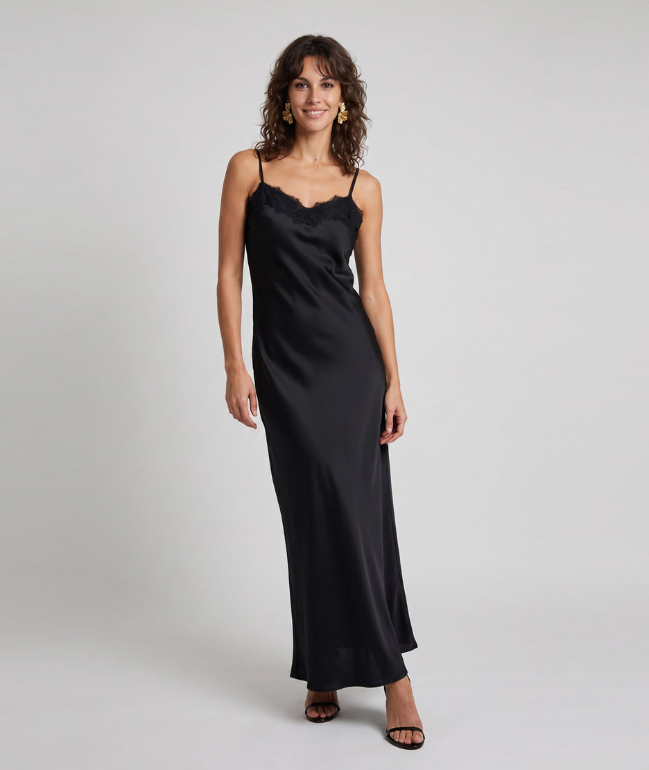 Robe longue Dianna noire en satin avec dentelle au décolleté — marque Carnaby