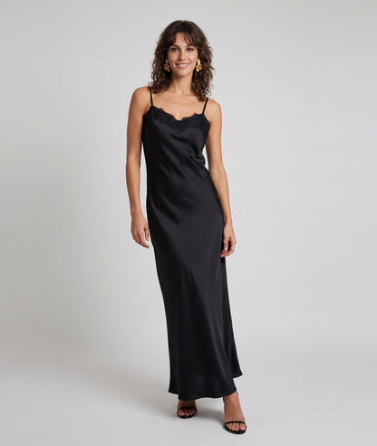 Robe longue Dianna noire en satin avec dentelle au décolleté — marque Carnaby