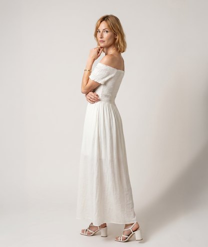 Robe Laura blanc portée encolure bardot épaules dénudées - Carnaby