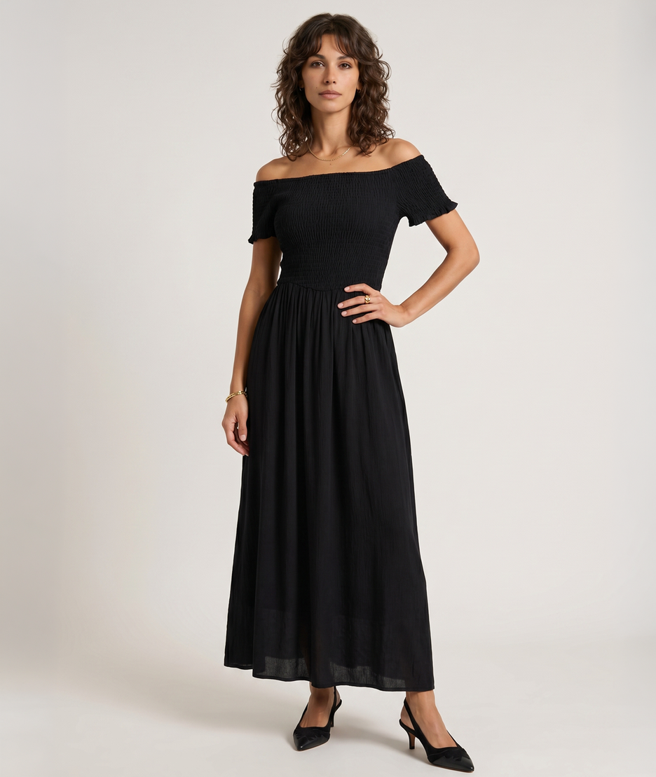 Robe Laura noir portée col bardot épaules dénudées — Carnaby