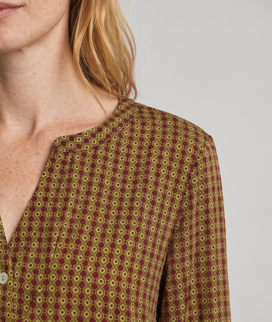 Robe courte Marianne kaki portée de face — look quotidien Carnaby