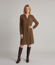 Robe courte Marianne kaki portée de face — look quotidien Carnaby
