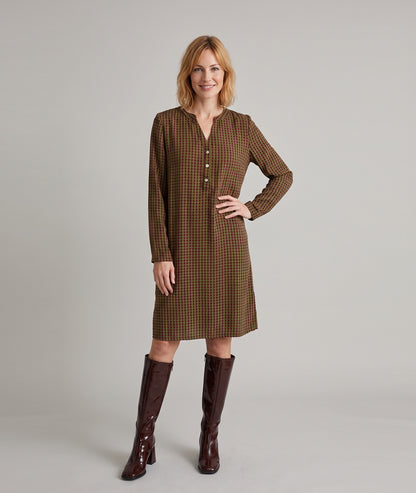 Robe courte Marianne kaki portée de face — look quotidien Carnaby