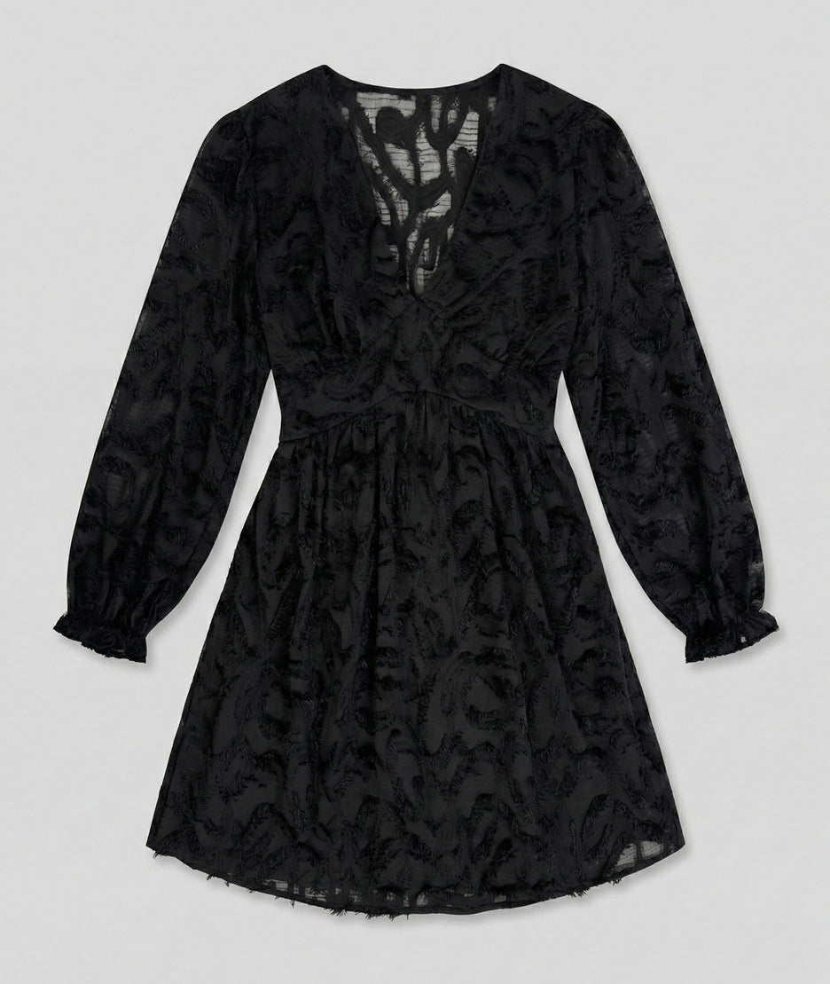 Robe_patineuse_noir_fond_blanc_avant