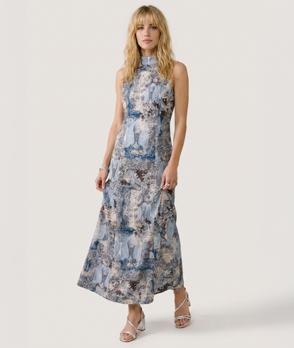 Robe Sara ciel portée pour un look soirée d'été élégant Carnaby