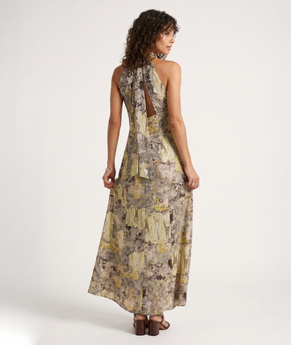 Robe Sara jaune portée face arrière look soirée d'été élégant Carnaby