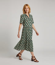 Robe longue Vera verte à motifs avec col chemise — marque Carnaby