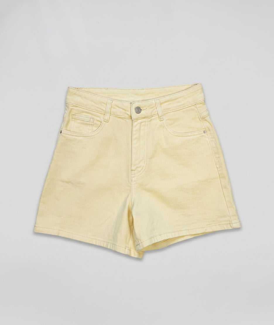 Short Lara jean taille haute mom short jaune avant fond blanc