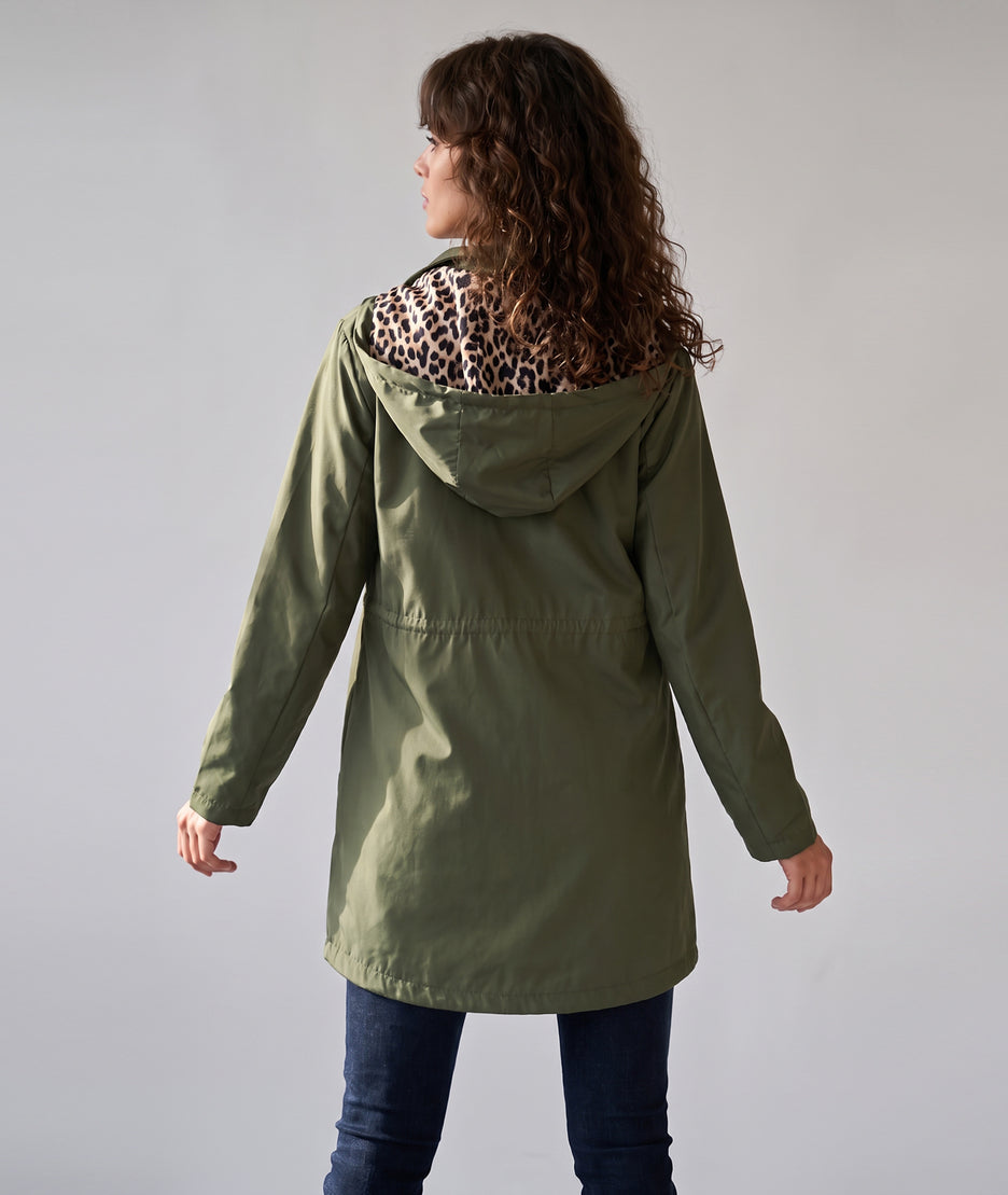 Trench réversible léopard femme Léa porté côté kaki avec capuche