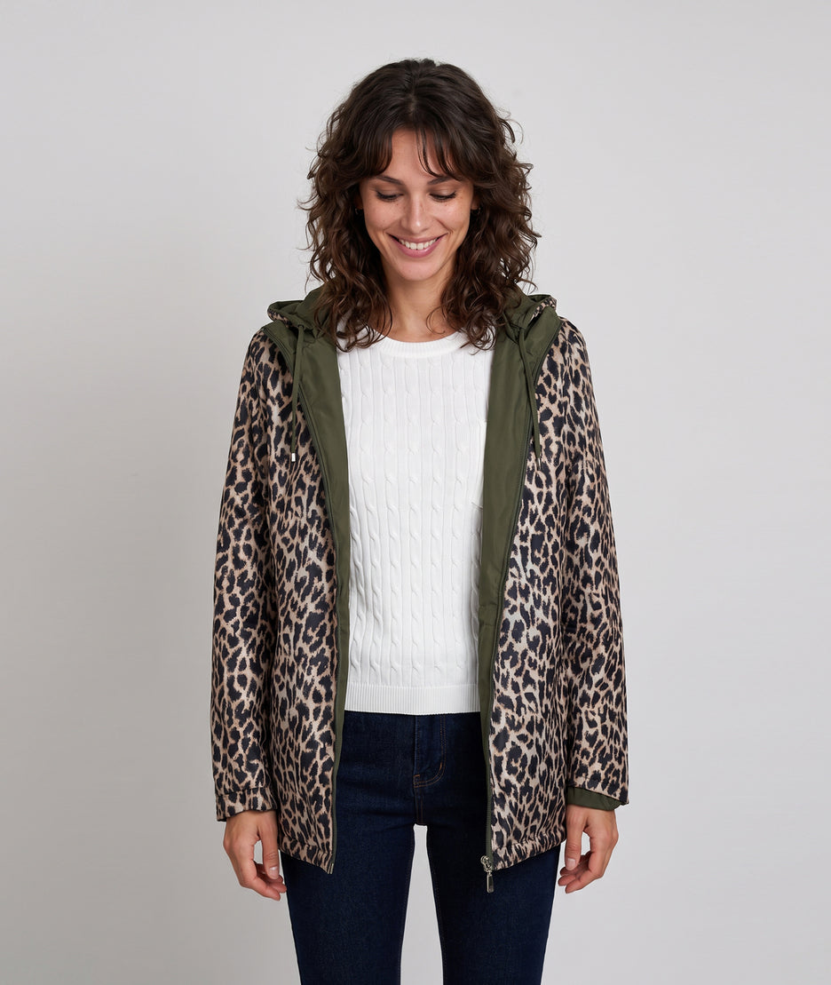Trench réversible léopard femme Léa porté côté léopard avec capuche
