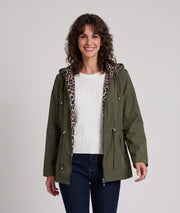 Trench réversible léopard femme Léa porté côté kaki avec capuche