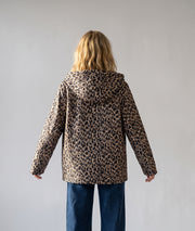 Trench réversible léopard femme Léa porté côté motif léopard avec capuche