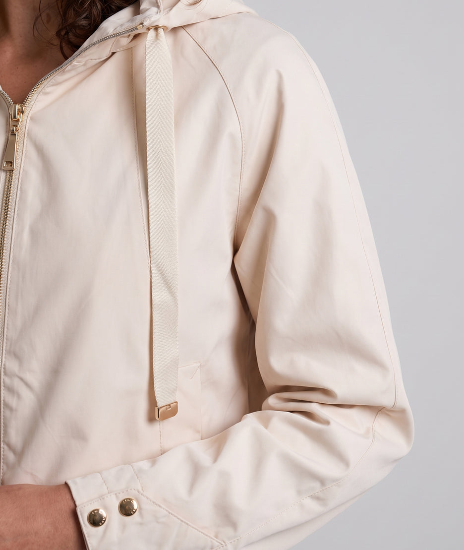 Trench Moka beige court à capuche porté de face — Carnaby